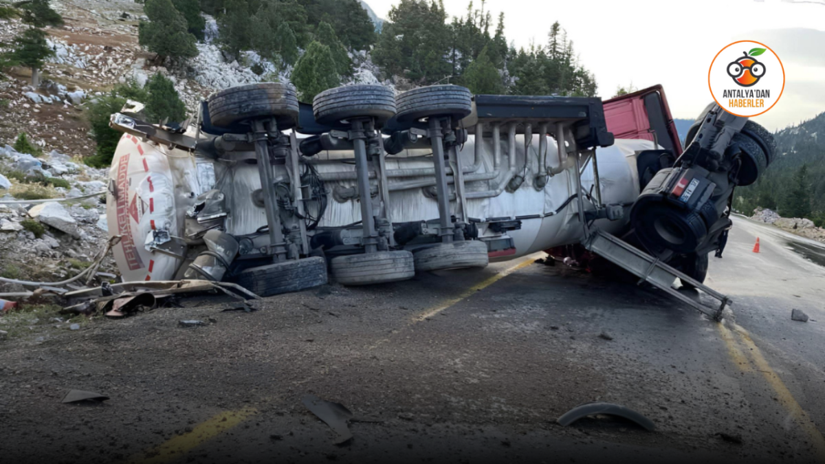 Antalya’da mazot yüklü tanker devrildi