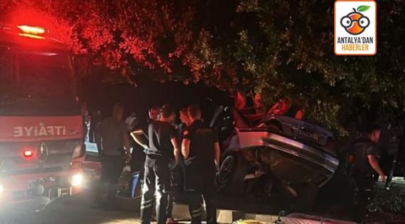   Antalya’da otomobil direk ve ağaca çarptı: 2 ölü 