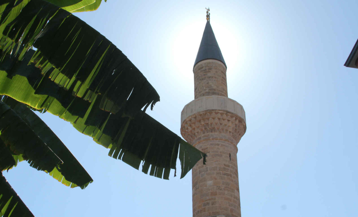 Kaleiçi’ndeki cami imamı, 6 dilde İslamiyet'i tanıtıyor 